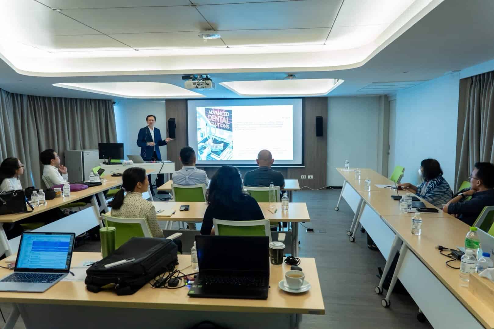 ภาพบรรยากาศจากหลักสูตรอบรม“Guided Immediacy: Esthetic Zone and Posterior!” 19 LINE ALBUM 21.6.2025 250622 17