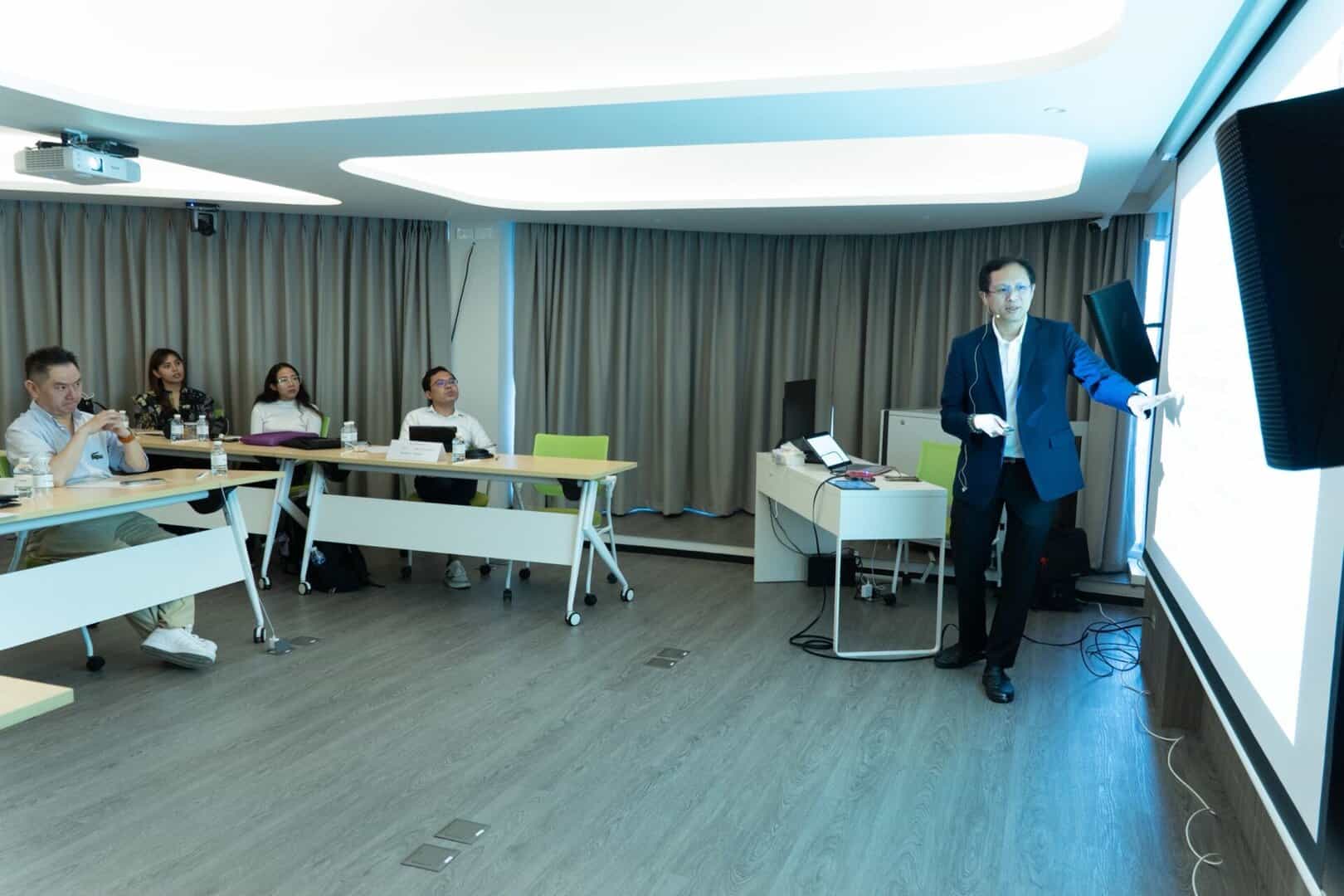 ภาพบรรยากาศจากหลักสูตรอบรม“Guided Immediacy: Esthetic Zone and Posterior!” 10 LINE ALBUM 21.6.2025 250622 26