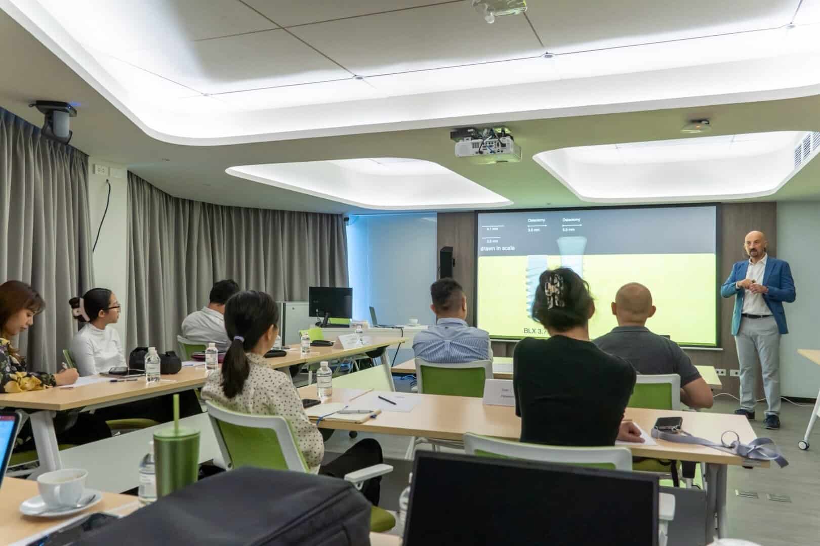 ภาพบรรยากาศจากหลักสูตรอบรม“Guided Immediacy: Esthetic Zone and Posterior!” 14 LINE ALBUM 21.6.2025 250622 30