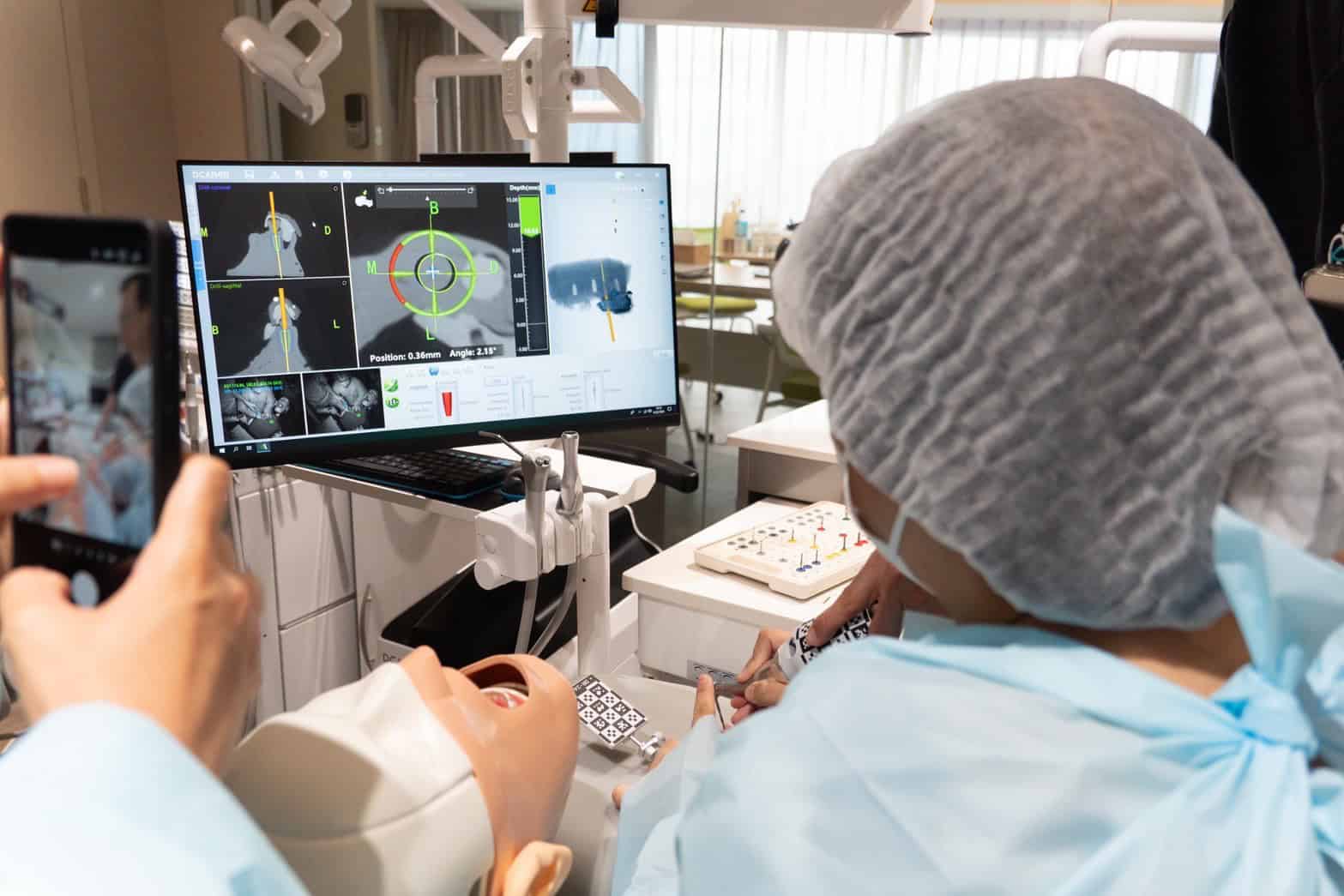 ภาพบรรยากาศจากหลักสูตรอบรม“Guided Immediacy: Esthetic Zone and Posterior!” 49 LINE ALBUM 22668 250622 11
