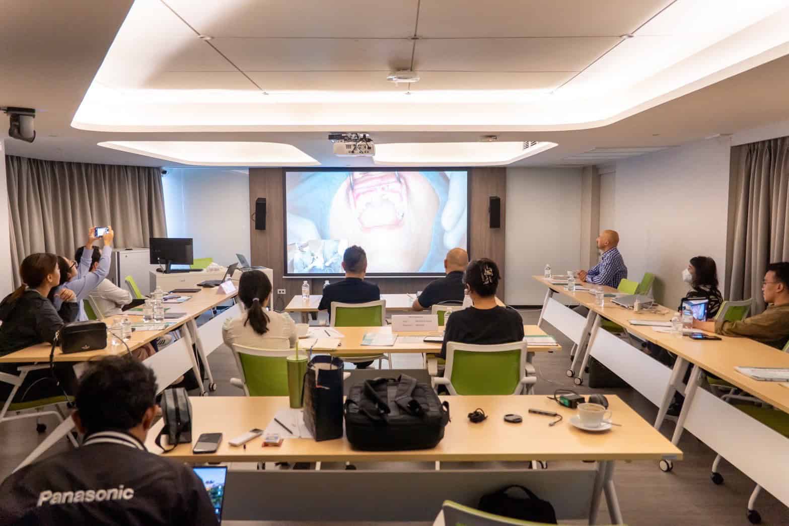 ภาพบรรยากาศจากหลักสูตรอบรม“Guided Immediacy: Esthetic Zone and Posterior!” 46 LINE ALBUM 22668 250622 12