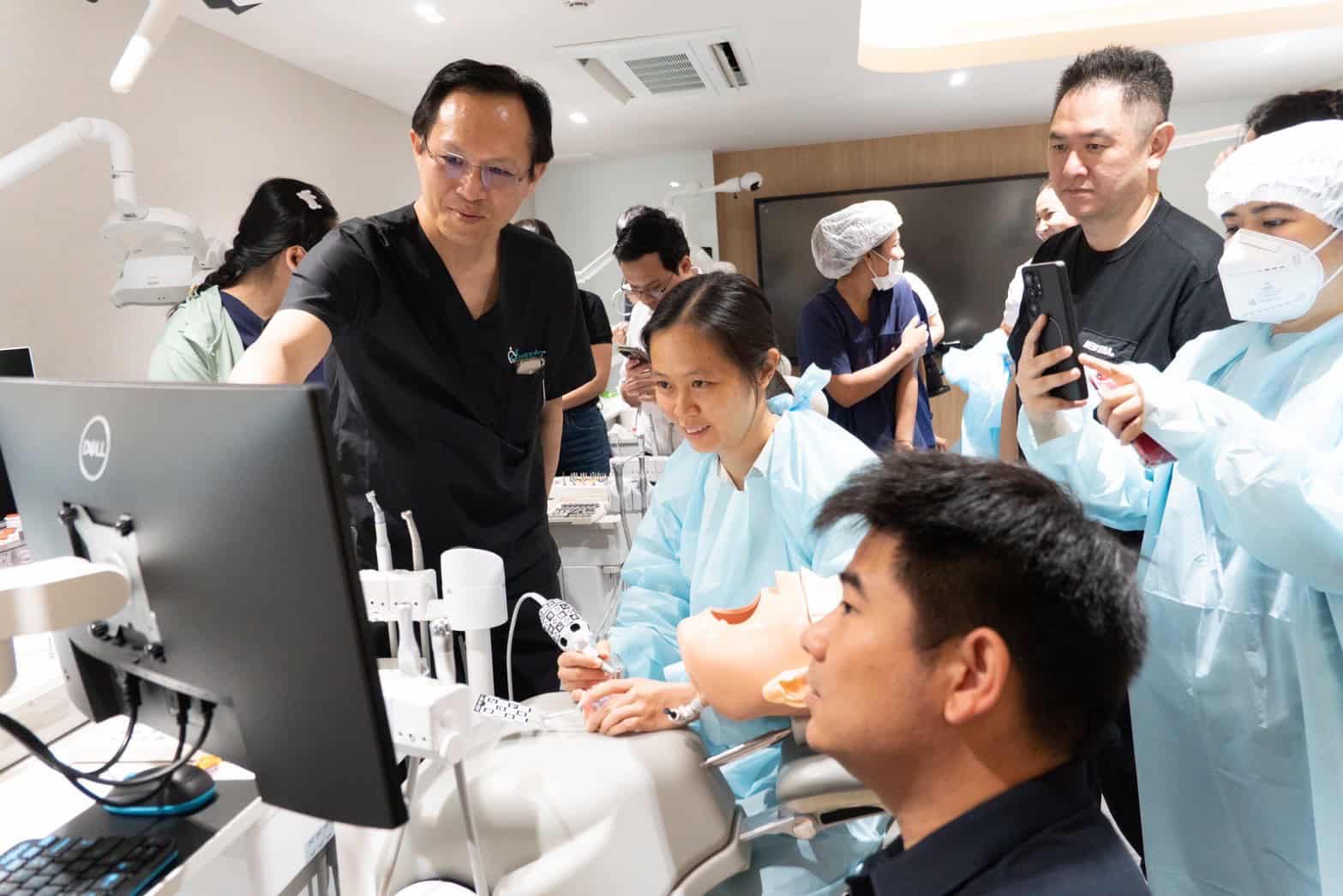 ภาพบรรยากาศจากหลักสูตรอบรม“Guided Immediacy: Esthetic Zone and Posterior!” 45 LINE ALBUM 22668 250622 14