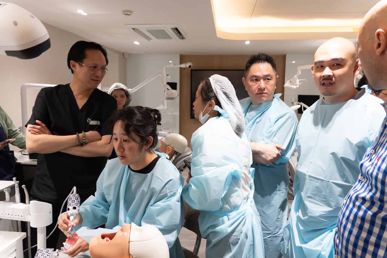 ภาพบรรยากาศจากหลักสูตรอบรม“Guided Immediacy: Esthetic Zone and Posterior!” 44 LINE ALBUM 22668 250622 18