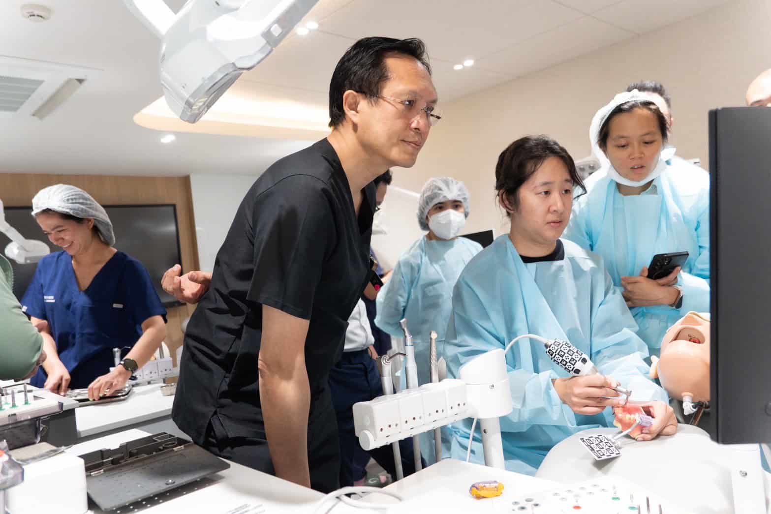 ภาพบรรยากาศจากหลักสูตรอบรม“Guided Immediacy: Esthetic Zone and Posterior!” 61 LINE ALBUM 22668 250622 20