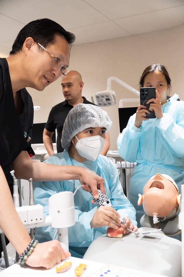 ภาพบรรยากาศจากหลักสูตรอบรม“Guided Immediacy: Esthetic Zone and Posterior!” 62 LINE ALBUM 22668 250622 21
