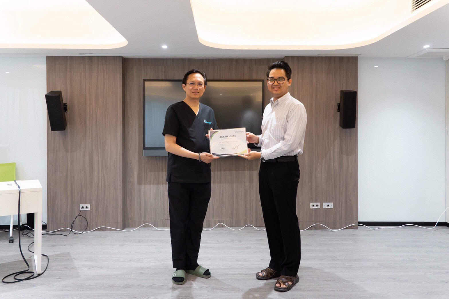 ภาพบรรยากาศจากหลักสูตรอบรม“Guided Immediacy: Esthetic Zone and Posterior!” 65 LINE ALBUM 22668 250622 6