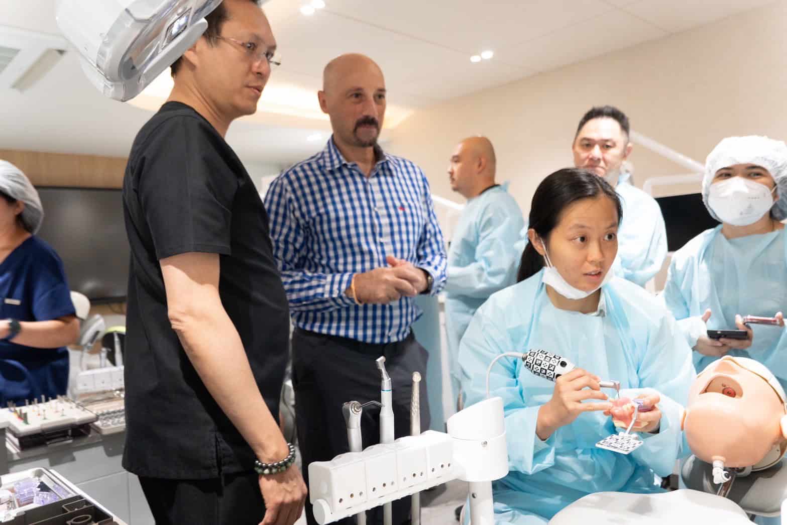 ภาพบรรยากาศจากหลักสูตรอบรม“Guided Immediacy: Esthetic Zone and Posterior!” 51 LINE ALBUM 22668 250622 8