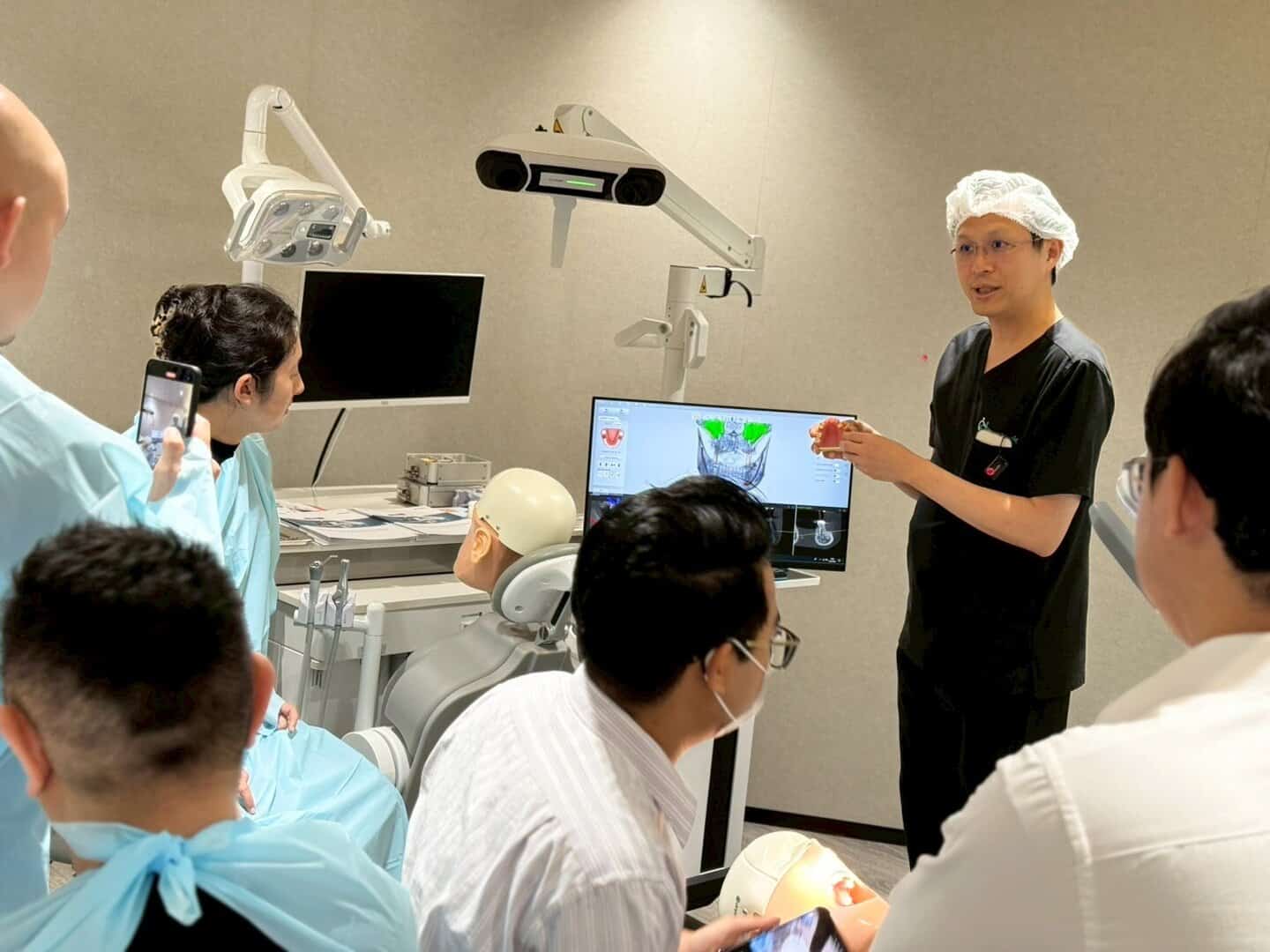 ภาพบรรยากาศจากหลักสูตรอบรม“Guided Immediacy: Esthetic Zone and Posterior!” 28 LINE ALBUM 22668 250622 84
