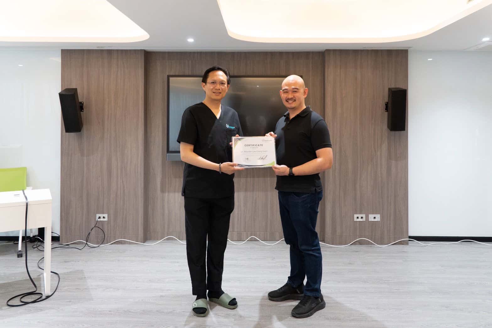 ภาพบรรยากาศจากหลักสูตรอบรม“Guided Immediacy: Esthetic Zone and Posterior!” 64 LINE ALBUM 22668 250622 9
